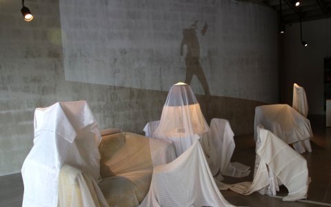 Las piezas surgen de testimonios sobre la migración.