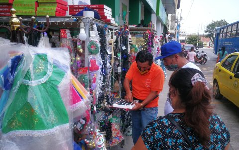 En los negocios de Playas, no tienen salida los árboles de Navidad, los adornos, ni los juguetes.