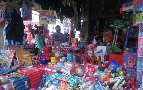 Algunos establecimientos, no han comprado mercadería nueva. Venden lo que les quedó del año anterior.