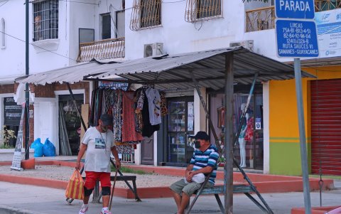 Sauces. Frente al mercado de Sauces IX, el comercio informal se ve reflejado hasta en los espacios que eran utilizados como paradas de buses.
