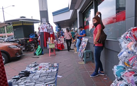 Cada metro de los exteriores del centro comercial Plaza Mayor, permanece lleno de comerciantes ambulantes.
