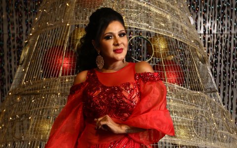 Es hija de Daniel Flores.