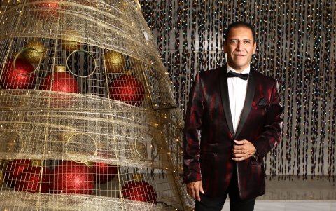 Su madre es la cantante Mary Aráuz.