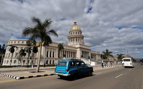 El sector turístico es la principal fuente de ingresos privados y estatales de la isla. Los sectores estratégicos siguen restringidos.