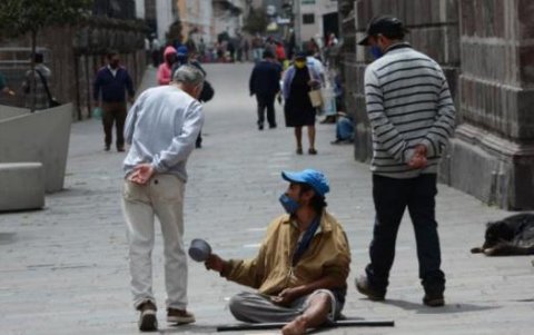 Muchas personas que viven en la calle viven de la caridad, pero a veces son maltratadas.