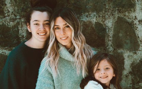 Junto a sus hijas Fabiana y Cayetana..