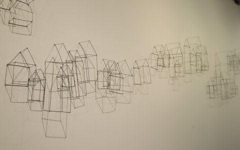 Sara Roitman elaboró una casita de alambre soldado por cada día de encierro.