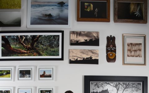 En su casa cuenta con una colección de sus fotografías impresas.