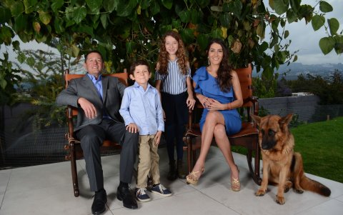 Retrato familiar junto a su esposo, hijos y mascota.