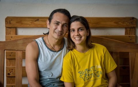 Simha Rambay y Pitu Salavarría, una pareja que profesa el maltrato no animal a través de sus acciones.