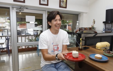 Jimmy Román muestra los dulces de su temática de Navidad, por diciembre.
