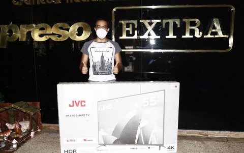 Isaías Manzo recibió el premio en las instalaciones de EXPRESO, en Guayaquil.