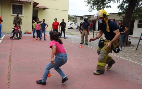 En el Hogar Inés Chembers, el equipo jugó con los niños fútbol y otros deportes.