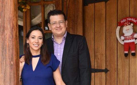 Gabriela Larreátegui junto a su novio.