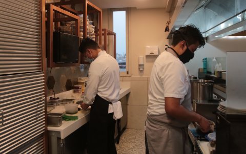 El menú de degustación de Nuema es su principal atractivo. Este varía según los productos de temporada y la innovación de los chefs. No hay platos a la carta.