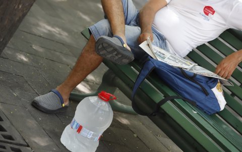 1. Limpieza. Las personas que viven en la calle, sin ser mendigos, procuran estar limpios, como se ve en la foto tomada en el parque San Francisco, de una persona que durmió en una banca de allí.