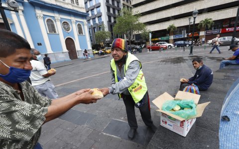 2. Desayuno. Carlos Guime, cuidador de carros, cada día comparte 100 panes que compra junto con un amigo, para repartir con quienes duermen en la avenida Nueve de Octubre, en el centro de Guayaquil.