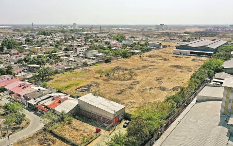 Una vista aérea del galpón que afecta a un sector residencial de la ciudadela Jardines de Panorama.