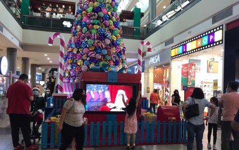 Santa Claus realiza videollamadas de cinco minutos con los niños en el Mall del Sol.