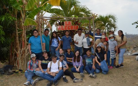 Grupo de estudiantes  de la UPS que participó en la jornada de reforestación.