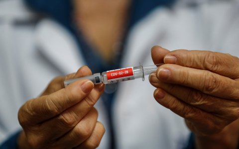 Una enfermera presenta una vacuna contra el covid-19.