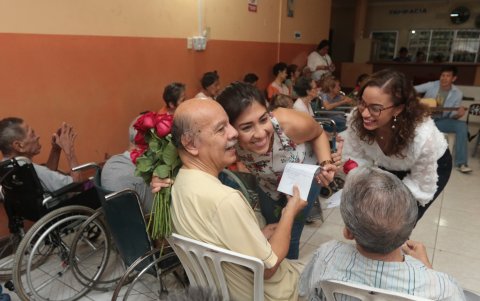 En San Valentín, Jimmy y los amigos de Pakoa, visitaron la Fundación Clemencia. Lo hicieron con flores, cartas y serenatas.