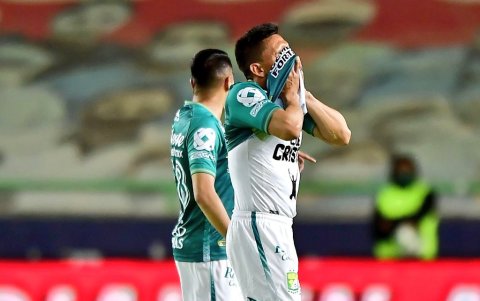 Mena se lamenta al tener que abandonar el campo por una dolencia.