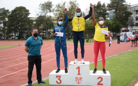 Anahí Suárez (c) con 11.16 en los 100 m planos se quedó a 1 centésima de clasificar a Tokio.