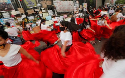 Los peruanos exigen dar con los responsables de la muerte de los jóvenes Inti y Bryan.