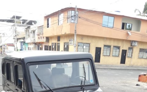 Los autos lucen relucientes pese a sus años y son un lujo para la barriada de la 24 y San Martín.