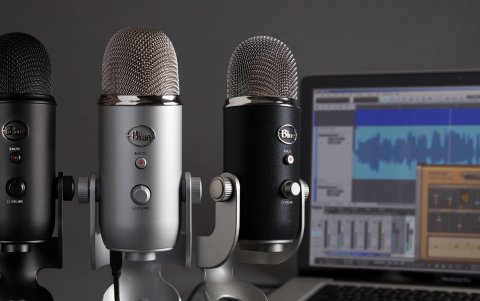 El Blue Yeti Play Silver incorpora 3 cápsulas de condensador, 4 patrones de recogida, salida y volumen de auriculares, control de ganancia de micrófono y soporte ajustable.