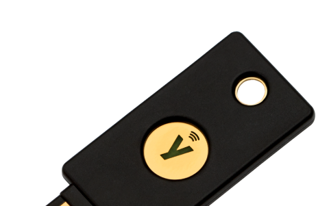 YubiKey 5 NFC, llave de seguridad de doble autenticación.