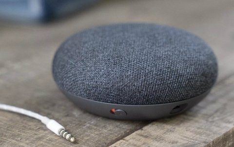 Google Nest Mini funciona con miles de dispositivos inteligentes compatibles, con lo que podrás controlar las luces, encender la televisión, entre otros