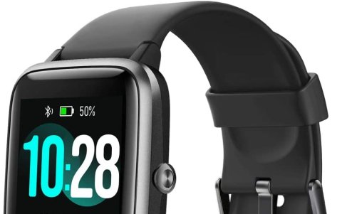 Dispone de pantalla TFT-LCD de 1.3 pulgadas, cristal 2.5D resistente y duradero y su brillo es ajustable en 3 niveles.