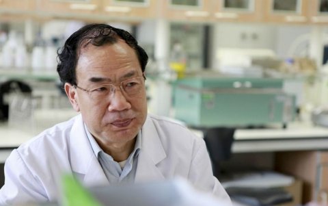 El profesor Zhang Yongzhen (centro) recibe el tercer premio GigaScience para el intercambio de datos.