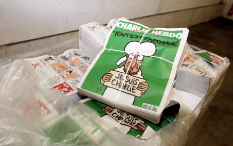 Copias de la edición de la revista satírica francesa Charlie Hebdo apilados en un centro de distribución en Nantes, Francia, 13 de enero de 2015.