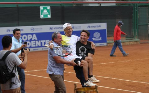 El Pato Gálvez fue paseado por la cancha como todo un campeón.