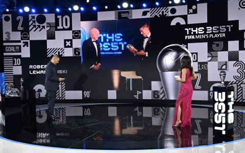 Robert Lewandowski, delantero polaco, recibe el premio a mejor jugador del año.