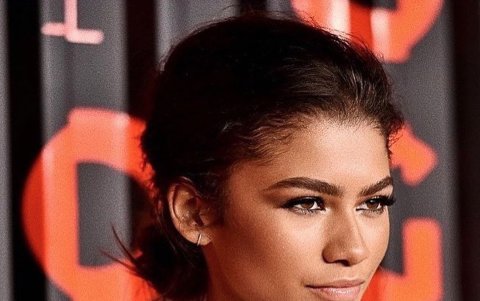 Zendaya opta por accesorios en tonos plateados.