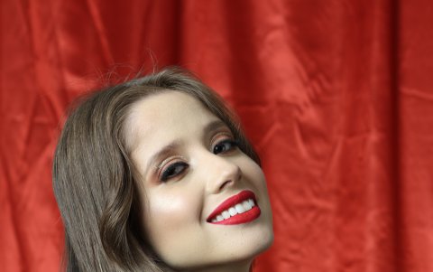 Sombras estilo 'cut crease' y ondas sueltas.