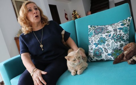 Prisca Bustamante en su casa en Urdesa, junto a una de sus mascotas.

Agencia (ag-extra)