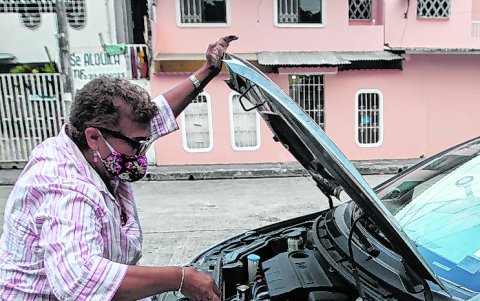 Aunque no a la perfección, tiene nociones básicas de mantenimiento técnico para su automotor. Dice con orgullo que puede cambiar sola una llanta.