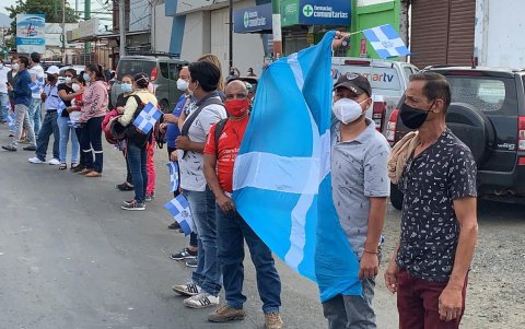 Simpatizantes despidieron al burgomaestre a la salida del Hospital de IESS Manta.