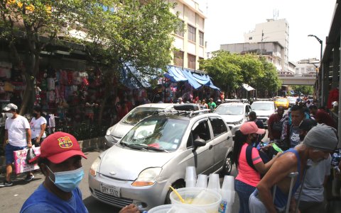 Congestionamiento. Esta semana, las calles que rodean el sector se han congestionado. Hay más personas circulando por el sitio y en busca de estacionamientos.