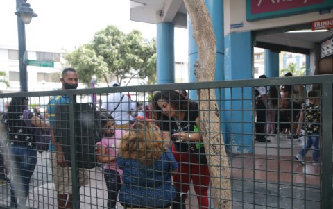 En varios puntos de la bahía, había personas que depilaban las cejas y cepillaban a los clientes. Más de una no portaba mascarilla.