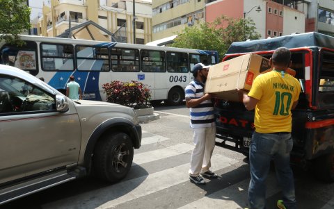 Sábado. Ayer también existió embotellamiento. El tráfico se afecta más cuando los carros tienen que estacionarse para subir las compras, como se observa en la foto.