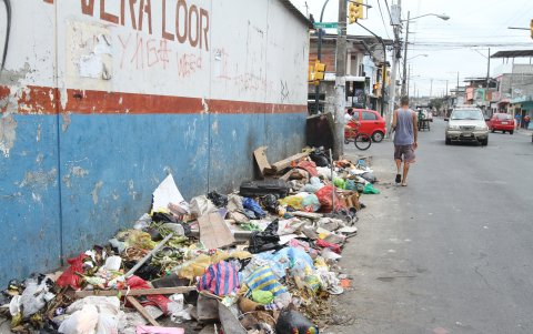 La basura acumulada en los exteriores de la escuela Agustín Vera  Loor, ubicada en la 19 de 4 de Noviembre se torna en un peligro para la salud.