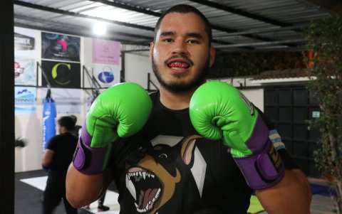 De La Rosa es parte del equipo Perro Loco. Ha estado en las dos ediciones del DFL.