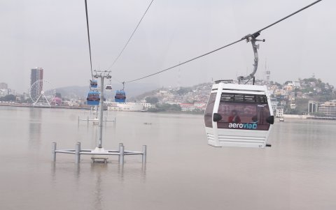 Recorrido. El paisaje del río Guayas, del Malecón y del cerro deleitan. En el trayecto también se ve el cementerio.