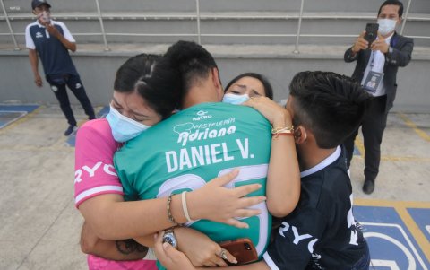 Viteri se despidió entre lágrimas, de sus compañeros de Guayaquil City y de su familia que lo fue a ver.
FOTOS API